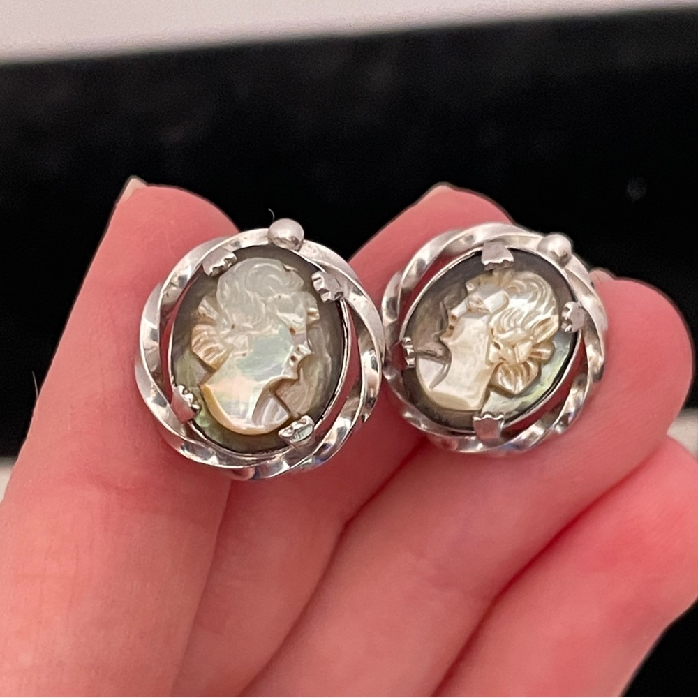 Vintage 50’s SORRENTO Sterling Silver Carved Shell Cameo Screw Back Earrings